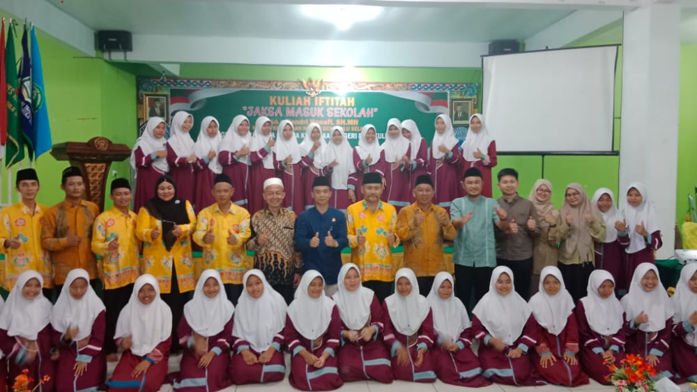Kepala Kejari Bengkulu Selatan Beri Kuliah Santri Makrifatul Ilmi